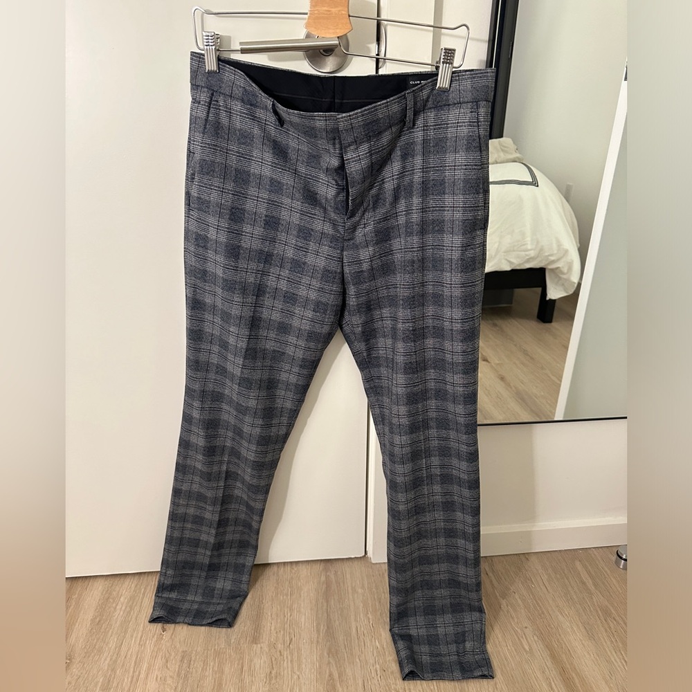 Club Monaco Men’s Sutton stripped dress pants. 31” waist 32” length.